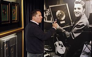 Fãs celebram 76º aniversário de Elvis em Memphis
