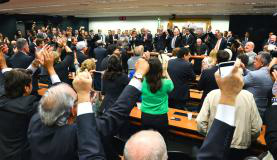 Data limite para PMDB deixar cargos no governo é 12 de abril, dizem líderes A reunião em que o PMDB decidiu romper com o governo federal teve a participação de mais de 100 dos 127 integrantes do diretórioFabio Rodrigues Pozzebom/Agência Brasil