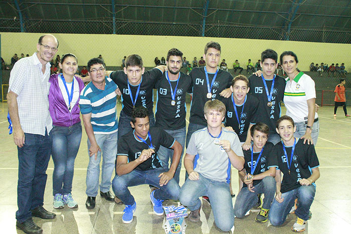 Vencedores do handebol nos Intercolegiais 2014 são premiados pela Fundesc Escola Estadual Vespasiano Martins consagrou-se como a primeira colocada na categoria Jojums, além de colocar-se em 2° lugar no naipe feminino da mesma categoria / Foto: Assessoria