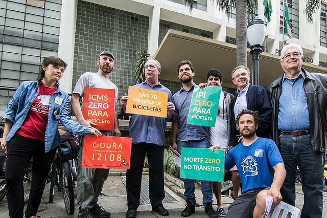 Ciro caminho ao lado de Requião e de Goura, atual vereador de Curitiba / Divulgação