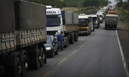 Invepar vence leilão da rodovia BR-040 com deságio de 61,13% Motorista de caminhão limpa o rosto com uma taolha depois de acordar conforme espera para descarregar seu carregamento de grãos de cereal em Alto de Araguaia, perto da rodovia BR-364.