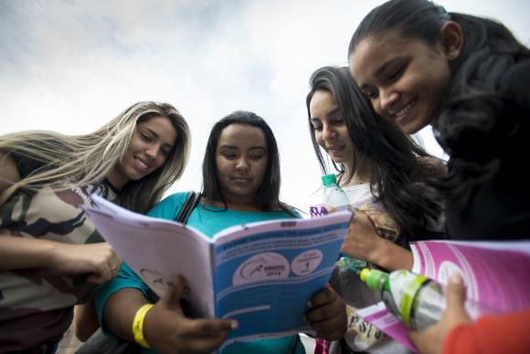 Estudantes observam prova do Exame Nacional do Ensino Médio (Enem) Arquivo/Marcelo Camargo/Agência Brasil