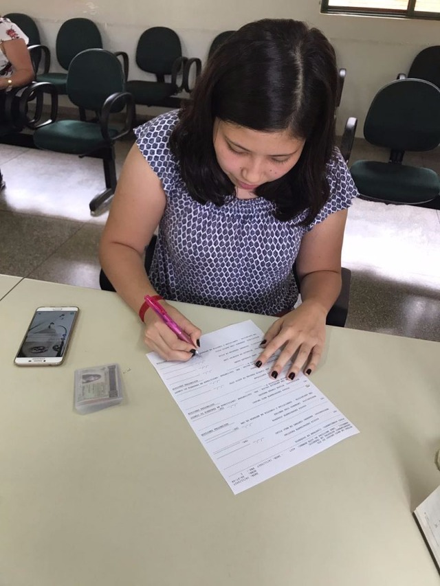 CNH Ágil amplia serviço de renovação via web Fernanda Fujii mora em Dourados e foi a 1ª condutora de MS a emitir a CNH Definitiva pela internet.