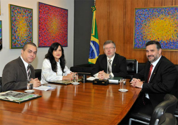 A vice-presidente da Fenaj, Maria José Braga, o 1º Secretário, Antônio Paulo Santos; o deputado Paulo Pimenta (PT-RS) recebidos pelo presidente da Câmara, Marco Maia (PT-RS) para discutir a votação da PEC 386/2009. (foto: Rodolfo Stuckert)