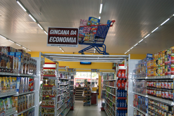 Carrinho cheio dentro do Supermercado divulgando a Gincana.