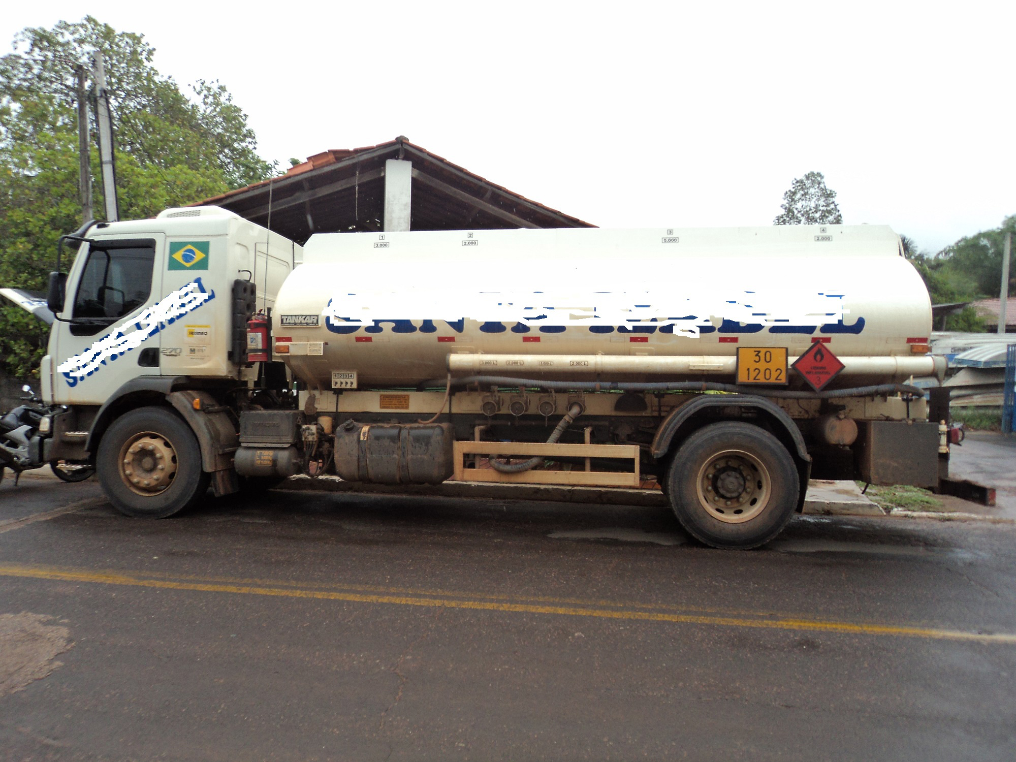 PMA apreende caminhão com 2 mil litros de diesel transportados ilegalmente