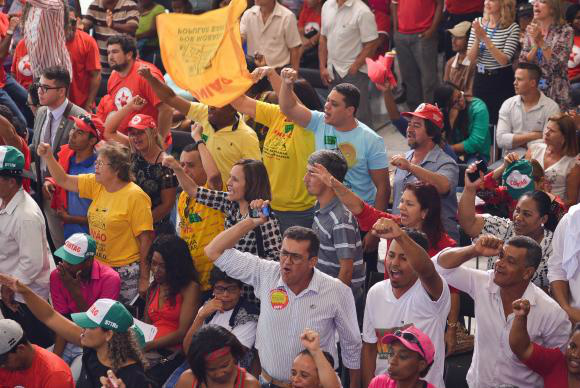 Representantes de movimentos sociais lotam o Palácio do Planalto e gritam palavras de ordem contra o impeachment da presidenta Dilma RousseffAntonio Cruz/Agência Brasil