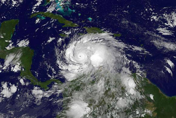 Furacão Matthew provoca êxodo de 2 milhões de pessoas nos Estados Unidos A força dos ventos do Matthew poderá chegar à velocidade de 250 quilômetros por hora na costa norte-americana - Imagem do National Oceanic and Atmospheric Administration (NOAA) Divulgação/Agência Lusa/direitos reservados