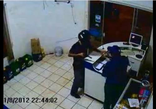 Imagens do circuito interno de segurança do Auto Posto São Marcos filmou toda a ação dos assaltantes. 