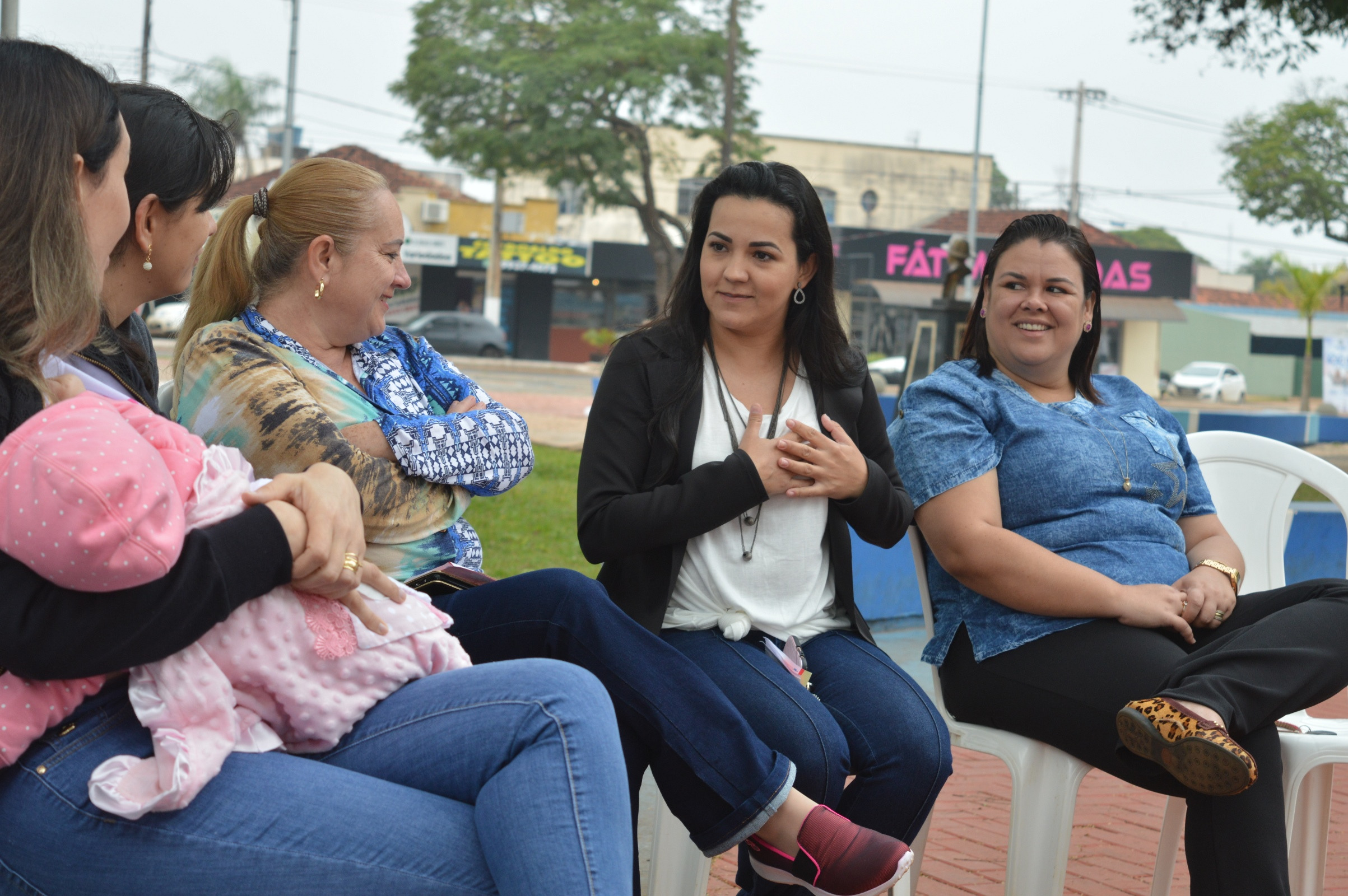 Em Amambai, 3º Mamaço ressaltou a importância do aleitamento materno Mulheres e agentes de saúde conversaram sobre aleitamento materno / Foto: Moreira Produções