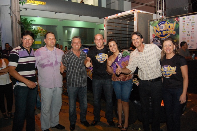 Comerciantes com o presidente da Acia, Rodrigo Selhorst, e o prefeito , Dirceu Lanzarini, e a ganhadora do Celta, Ariely Celli.