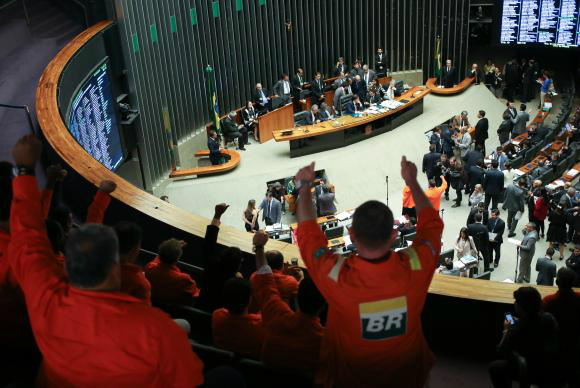 Câmara derruba obrigatoriedade da Petrobras na exploração do pré-sal Mudança na lei foi aprovada na Câmara dos Deputados sob protestos de petroleiros Fabio Rodrigues-Pozzebom/Agência Brasil