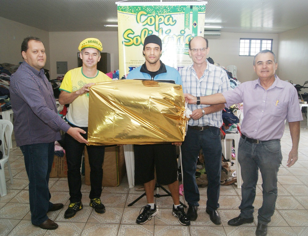 Copa Solidária arrecada cerca de 8 mil agasalhos em Amambai Autoridades estiveram entregando os prêmios dos ganhadores / Foto: Da Assessoria