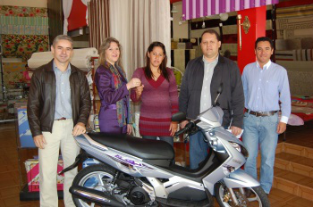 (E/D) Vice-presidente Azor, empresária da Colonial Decorações, Oreny Brum, presidente da ACIA, Lelo, e o secretário de Indústria, Aguiar, durante entrega da moto para Silvaney Pereira (ao centro) em 2011.