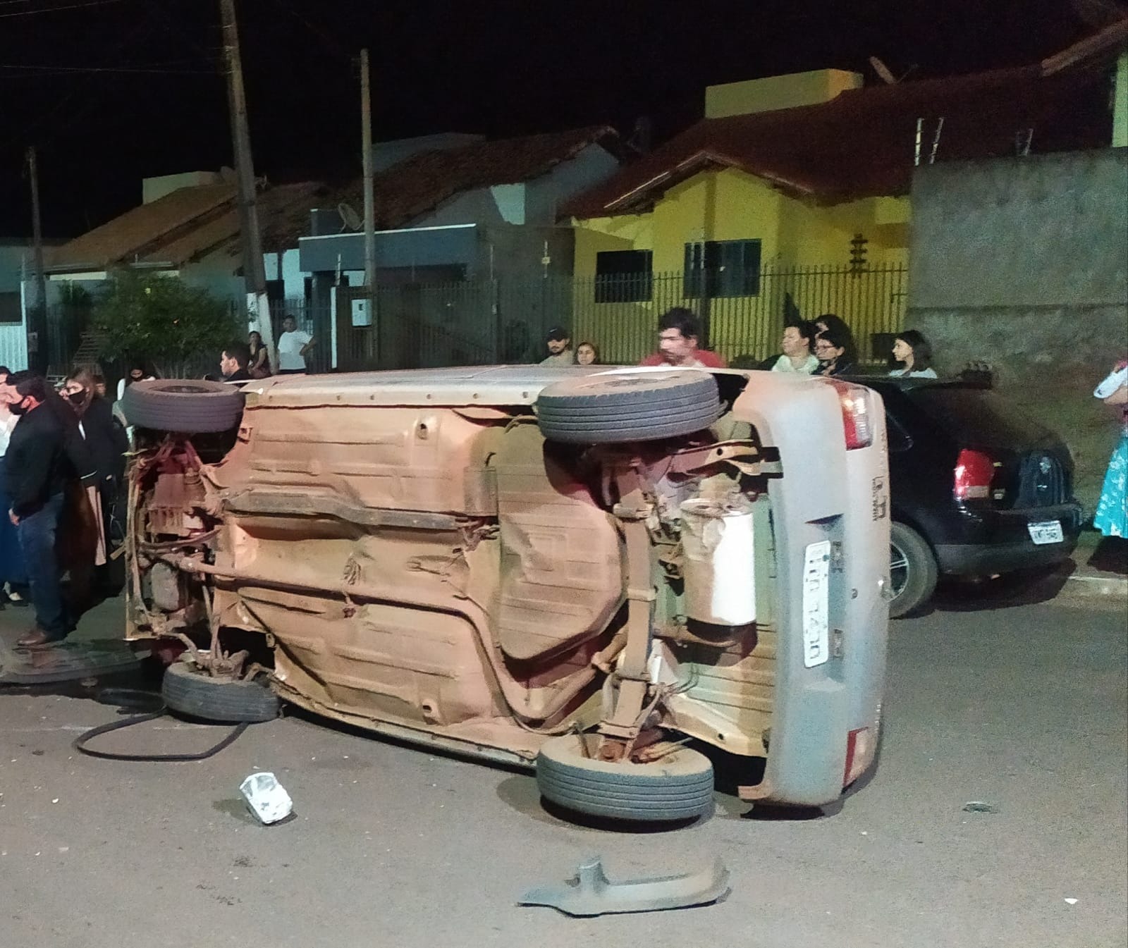 Uno capotou após chocar-se contra veículo que estava estacionado / Foto: Corpo de Bombeiros