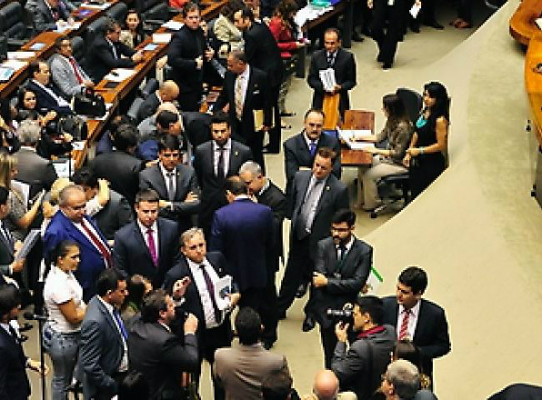 Câmara aprova reajuste de vencimentos dos defensores públicos PT insistiu como que a proposta fosse rejeitada porque o governo está comprometido com o ajuste fiscal e não pode concordar com propostas que aumentam os gastos / Fotos: Divulgação