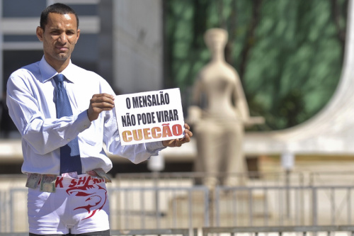 Manifestações solitárias na Praça dos Três Poderes marcam julgamento do mensalão Manifestações solitárias na Praça dos Três Poderes marcam julgamento do mensalão