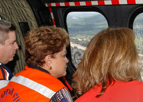 Aécio critica Dilma após visita a enchentes de Minas Aécio critica Dilma após visita a enchentes de Minas