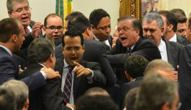 Reunião da comissão que analisa impeachment termina em bate-boca e tumulto A comissão especial da Câmara que analisa o pedido de impeachment da presidenta Dilma Rousseff ouve os autores do processo, Miguel Reale Jr. e Janaína Paschoal Fabio Rodrigues Pozzebom/Agência Brasil