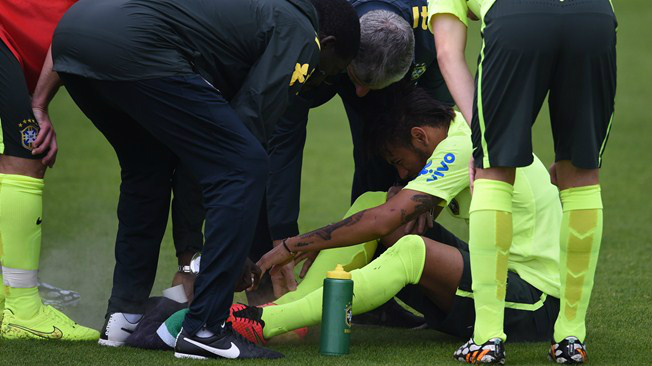 Neymar pisa em falso e assusta Felipão