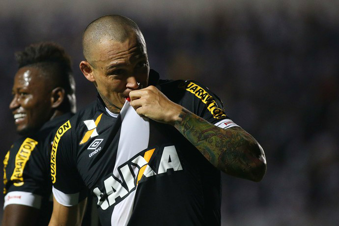 Leandrão comemora seu gol da vitória do Vasco (Foto: Marcos Bezerra/Futura Press/Estadão Conteúdo)