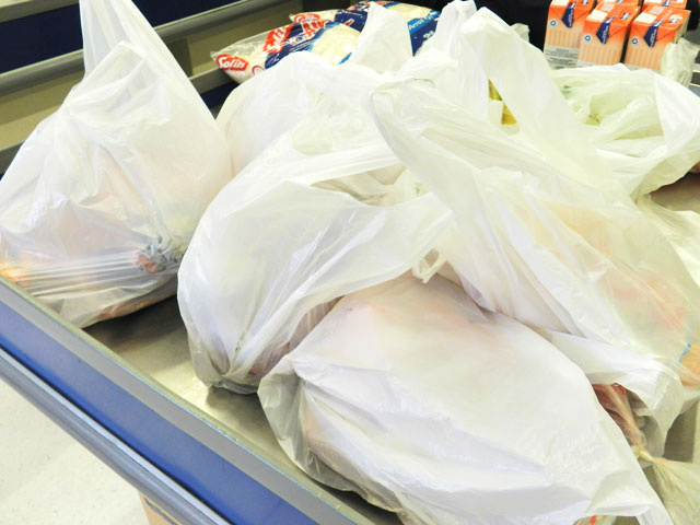 Justiça de SP determina multa para supermercado que não fornecer sacolinha
