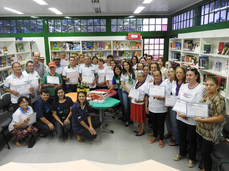 Em Amambai, idosos recebem certificado de conclusão de curso de inclusão digital Ao concluir o curso de inclusão digital, os idosos receberam os certificados na sexta-feira (04) / Foto: Decom