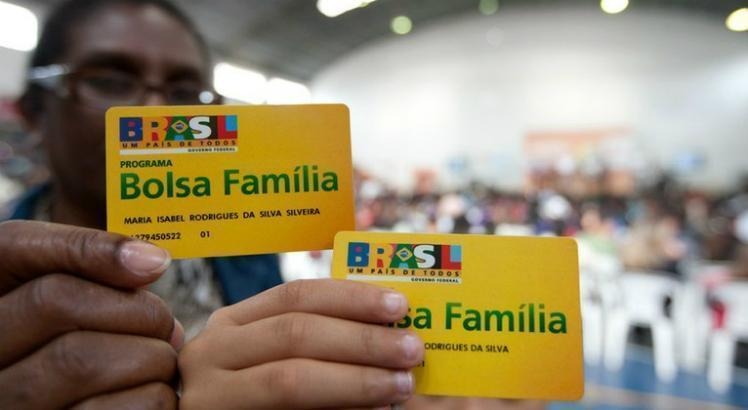 Bolsa Família começa a pagar R$ 2,6 bilhões para beneficiários Bolsa Família começa a pagar R$ 2,6 bilhões para beneficiários