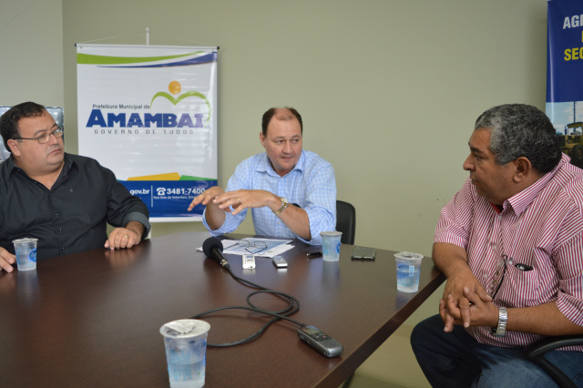 Secretário estadual de Infraestrutura reúne-se com prefeitos em Amambai E/D- Prefeito Dr. Bandeira, secretário Marcelo e o vice-prefeito de Amambai, Valter Brito / Foto: Moreira Produções