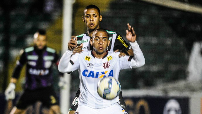 Figueirense e Atlético-PR empatam e secam rivais para não caírem na tabela Figueirense e Atlético-PR ficaram no 1 a 1 na noite desta quarta-feira (Foto: Ag Estado)