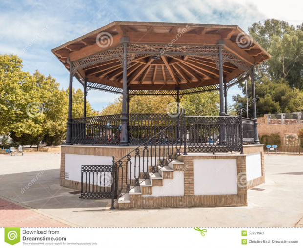 Coreto tradicional ornamentado em Plaza de Espana, Ayamonte, Huelva, Andalucia / Foto de Stock