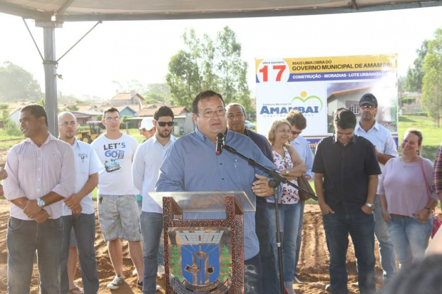 Dr. Bandeira durante pronunciamento no lançamento do projeto “Lote Urbanizado”, em Amambai / Foto: Assessoria