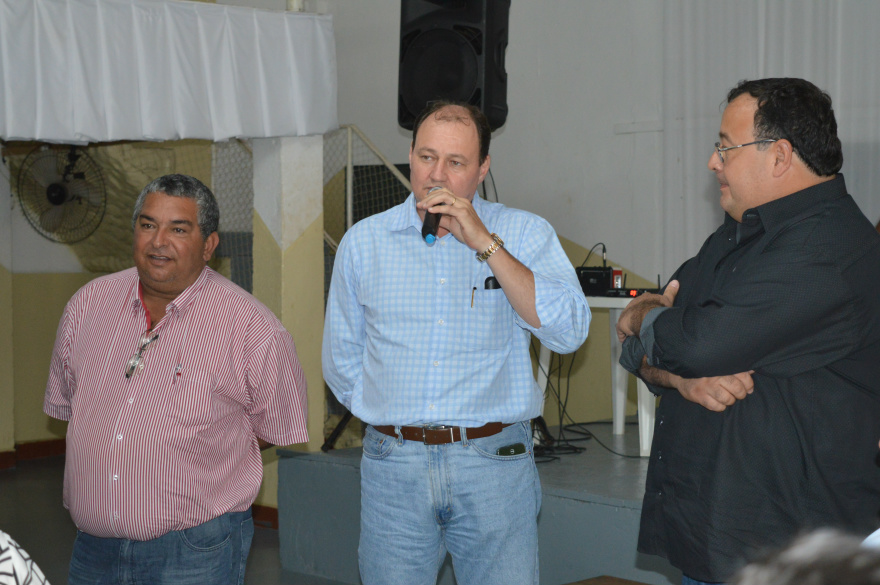 O prefeito (D) e vice de Amambai, Dr. Bandeira e Valter Brito, com o secretário de Infraestrutura,  Marcelo Miglioli.