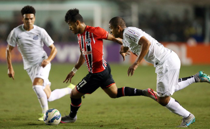 Santos bate São Paulo com facilidade na Vila Belmiro e encosta no G-4 Destaque contra o Inter, Rogério teve atuação discreta na Vila (Foto: Levi Bianco/Brasil Photo Press/Estadão Conteúdo)