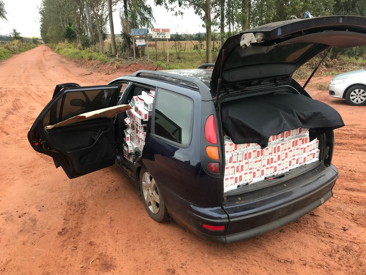 DOF apreende em Amambai 1.500 pacotes de cigarros contrabandeados A apreensão ocorreu durante abordagem do bloqueio policial para fiscalização na região de Amambai, na MS-156
