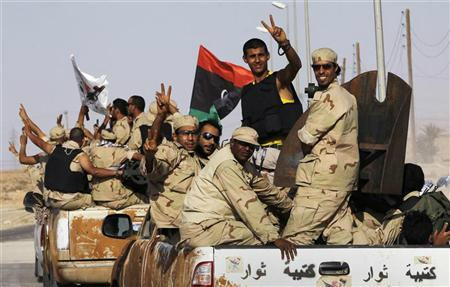 Rebeldes encontram estoque de alimentos e remédios de Gaddafi
