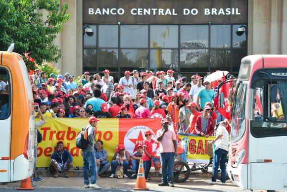 Movimentos sociais protestam contra impeachment e pedem reforma agrária Brasília - Integrantes da Frente Nacional de Luta (FNL) se concentram em frente ao Banco Central. O ato dá início à Jornada Nacional de Lutas, contrária ao impeachment da presidenta Dilma RousseffAntonio Cruz/ Agência Brasil
