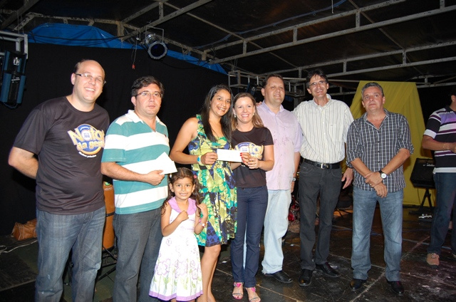 O presidente da Acia, Rodrigo Selhorst com os ganhadores do concurso de fotografia, juntamente com o prefeito municipal Dirceu Lanzarini e o vereador Roberto Protético.