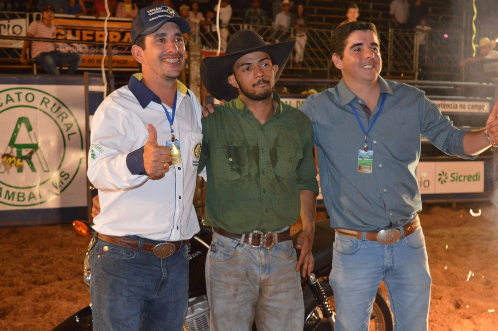 E/D: Ronan Nunes, presidente do Sindicato Rural de Amambai; Petrocelly Carlos, campeão do rodeio em Amambai em 2018, e Braz Henrique, diretor de rodeios do SRA / Foto: Moreira Produções