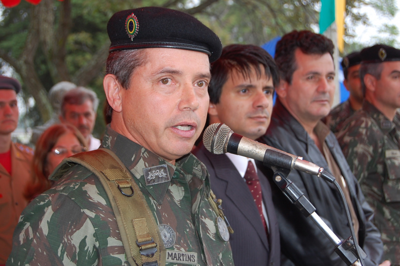 Novo comandante do 17º RC Mec assume hoje comando do regimento de Amambai Coronel Carlos Roberto Martins que passará o comando do 17º RC Mec na tarde de hoje em Amambai.