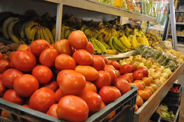 Clima e custo do frete elevam em até 61% preço dos alimentos na Capital