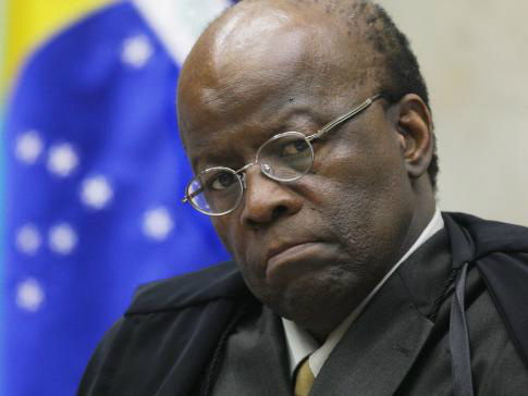 STF dá dez dias para Executivo explicar Programa Mais Médicos Barbosa deu despacho em mandado de segurança do deputado federal Jair Bolsonaro (PP-RJ), que chegou à Corte ontem (17). Segundo Bolsonaro, o Supremo deve suspender a medida provisória porque ela não atende aos requisitos legais que exigem caráter de urgência ou emergência.( Fellipe Sampaio/SCO/STF)
