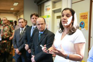 Sejusp contribui com a 3ª Campanha do Agasalho dos Servidores Públicos Primeira dama, ao lado do secretário da SejuspFoto: Divulgação