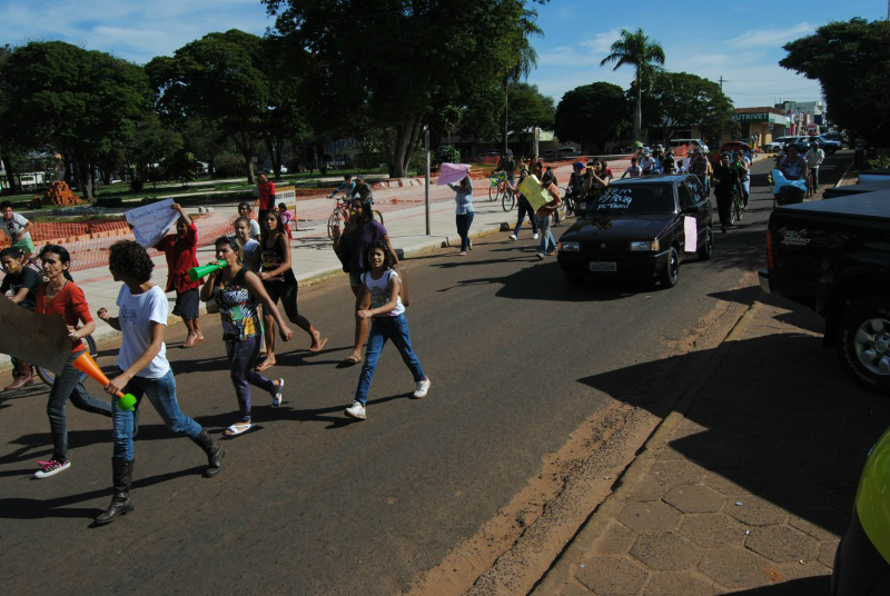 Moradores da vila Cristina, durante passeata