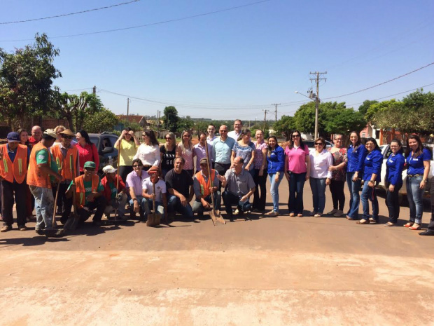 Pavimentação asfáltica na rua Sete de Setembro é inaugurada em Amambai Prefeito Sérgio Barbosa, autoridades e membros da comunidade durante a solenidade inauguração da obra / Foto: Decom