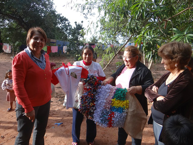 AMA realiza projeto social e de geração de renda na aldeia Limão Verde Semanalmente, as voluntárias vão até a aldeia e ensinam técnicas de costura e bordado e pontos de tricô e crochê.