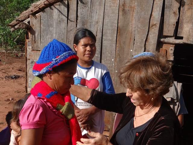AMA realiza projeto social e de geração de renda na aldeia Limão Verde A presidente da AMA, Lurdes Klein, observa cachecol e gorro produzido por participante do projeto.