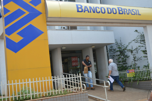 Agências bancárias de Amambai retomam o atendimento normal nesta sexta-feira (7) Foram 25 dias de paralisação em Amambai / Foto: Moreira Produções