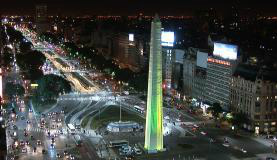 O Obelisco, monumento emblemático de Buenos Aires, iluminado de verde e amarelo (Foto: Monica Yanakiew)