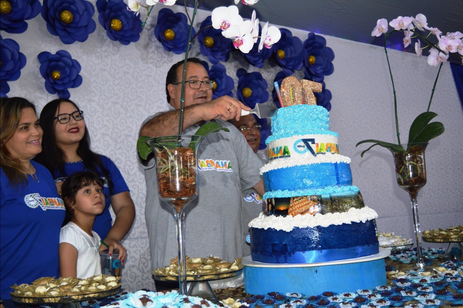 Momento em que o prefeito de Amambai, Dr. Bandeira, realiza o corte do bolo de aniversário 70º de Amambai / Foto: Moreira Produções